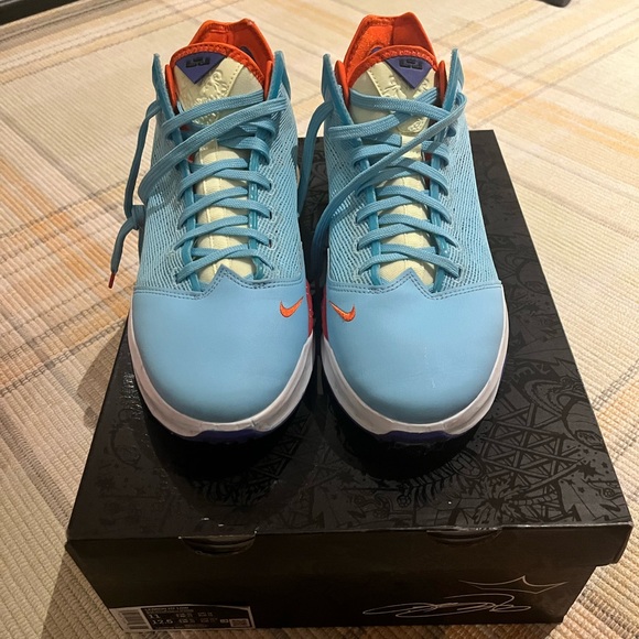 Lebron XIX low blue chill main image 4